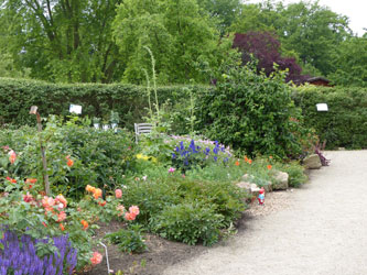 In der Gartenhütte befindet sich Toilette und Waschgelegenheit